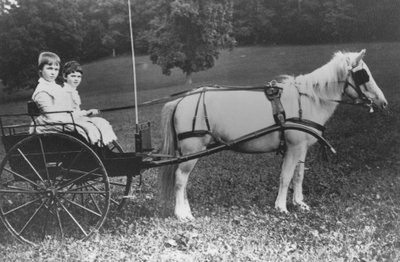 Amy et Julia du Pont avec leur buggy tiré par un poney - Pierre A. Gentieu